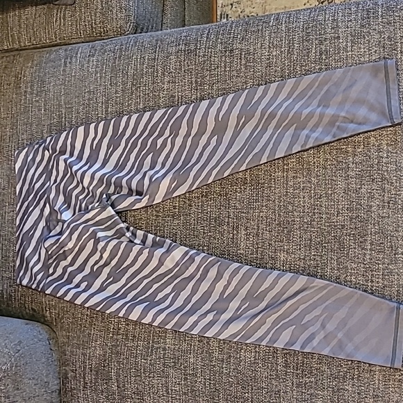 Aerie Chill. Play. Move. Ombre Zebra Leggings - sz Large - Picture 4 of 6